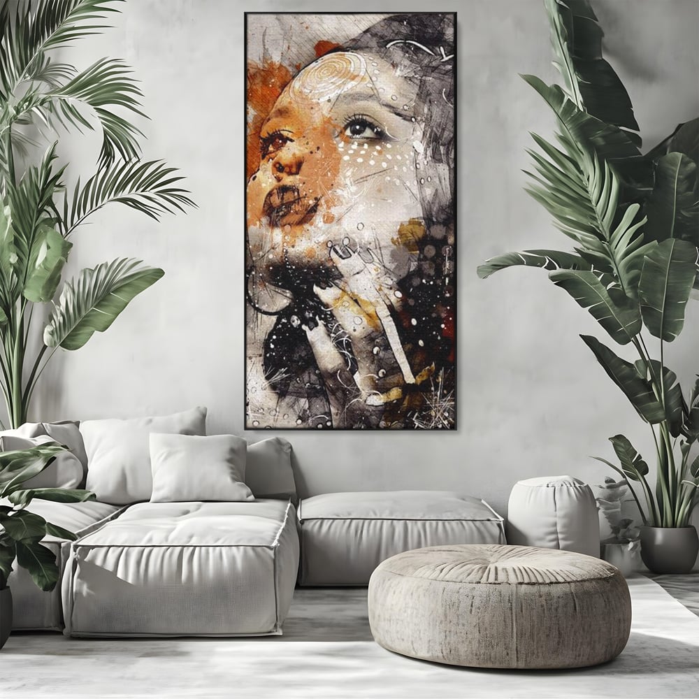 Tablou canvas cu tablou canvas cu portret abstract feminin, in rama de aluminiu negru, pe perete intr-un living